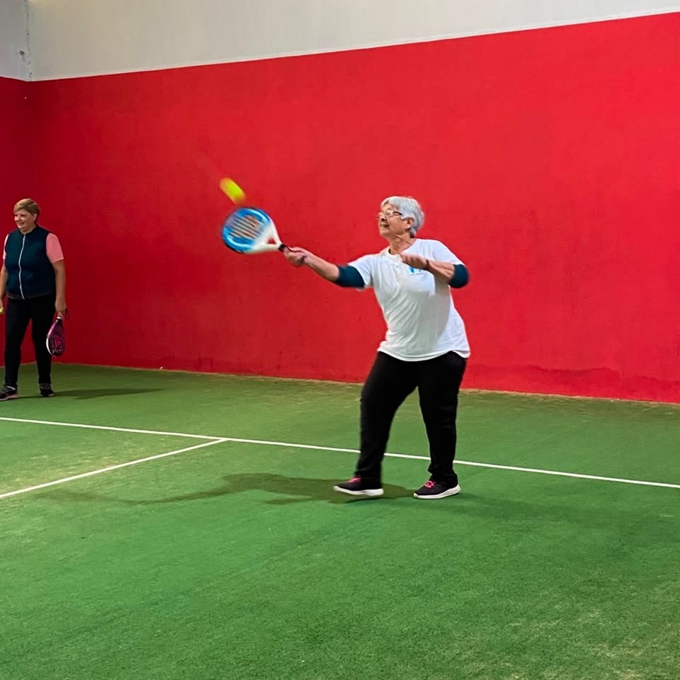 Adultos mayores disfrutan del taller de pádel